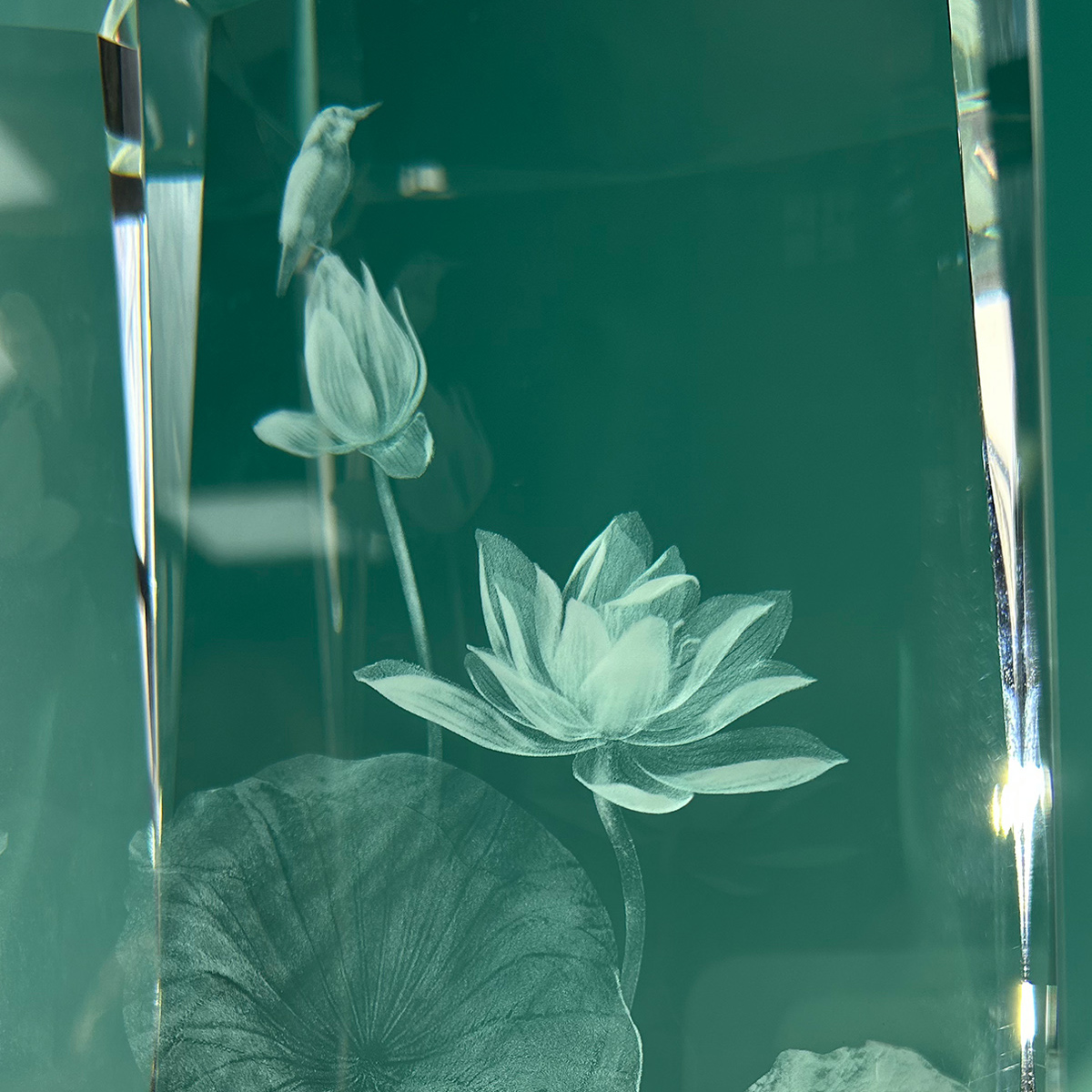 个性化水晶礼品多角度展示，透明立方体水晶，内部雕刻人像和祝福语，体现其定制化特点