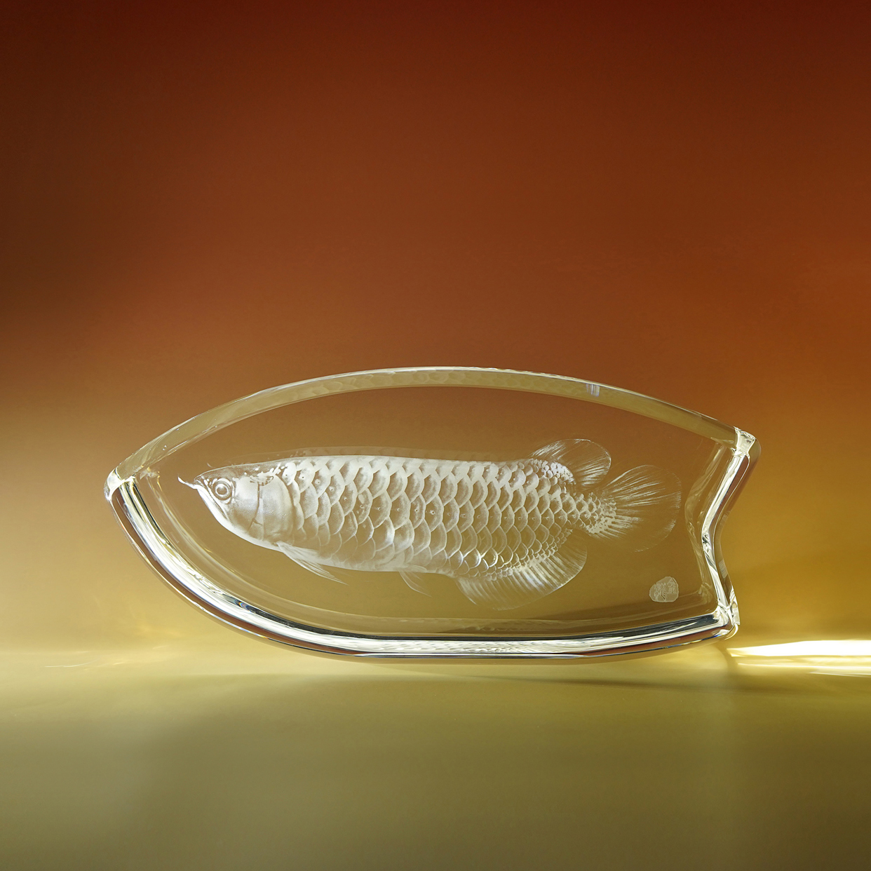 水晶奖杯礼品正面特写，透明水晶材质，内部雕刻奖杯形状和获奖信息，展示其庄重典雅的设计