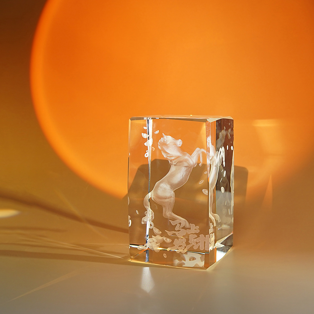 水晶艺术品礼品展示，透明水晶球状，内部雕刻复杂几何图案，展现其艺术美感和技术难度