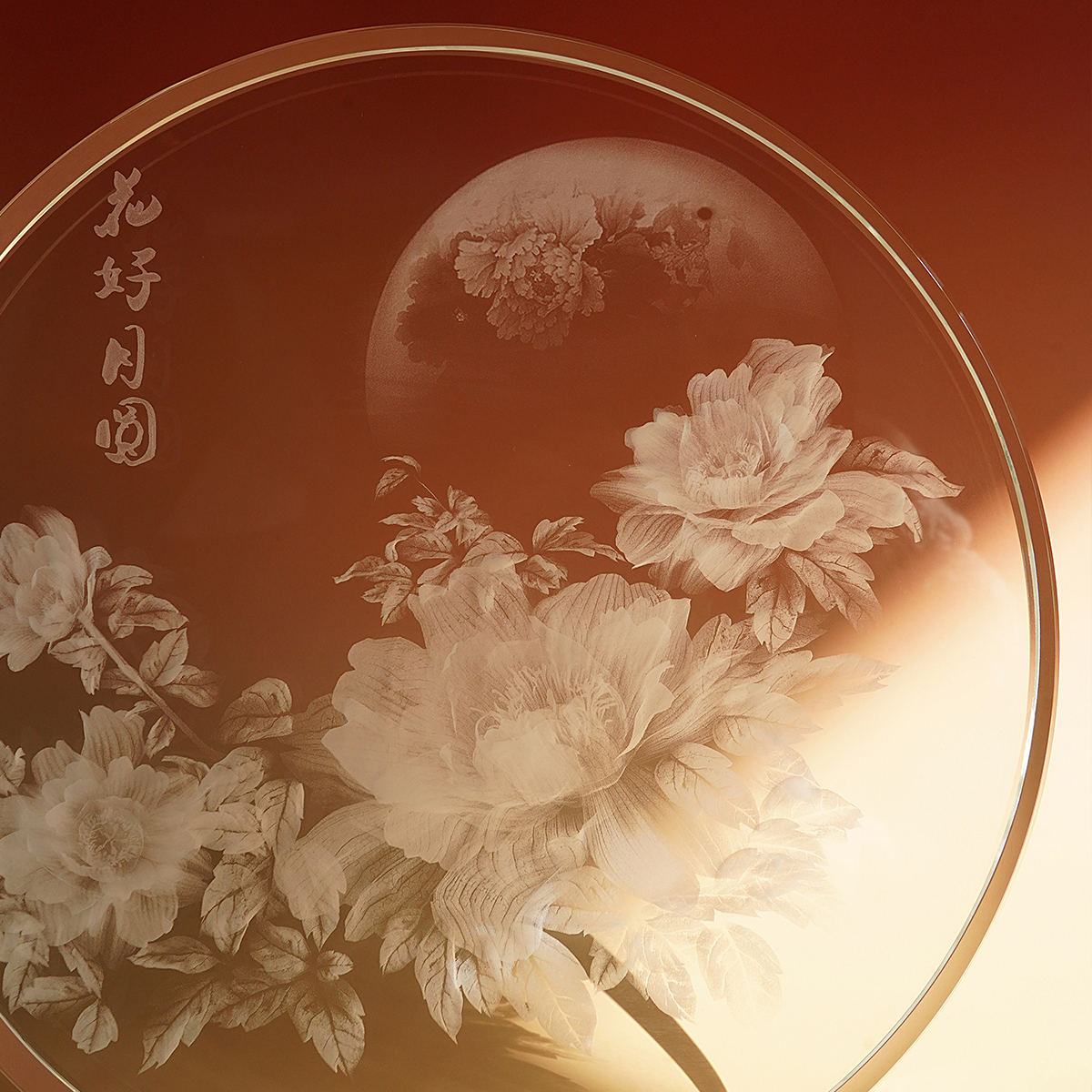 水晶婚礼纪念品展示，心形水晶设计，内部雕刻新人姓名和结婚日期，体现其浪漫定制特色