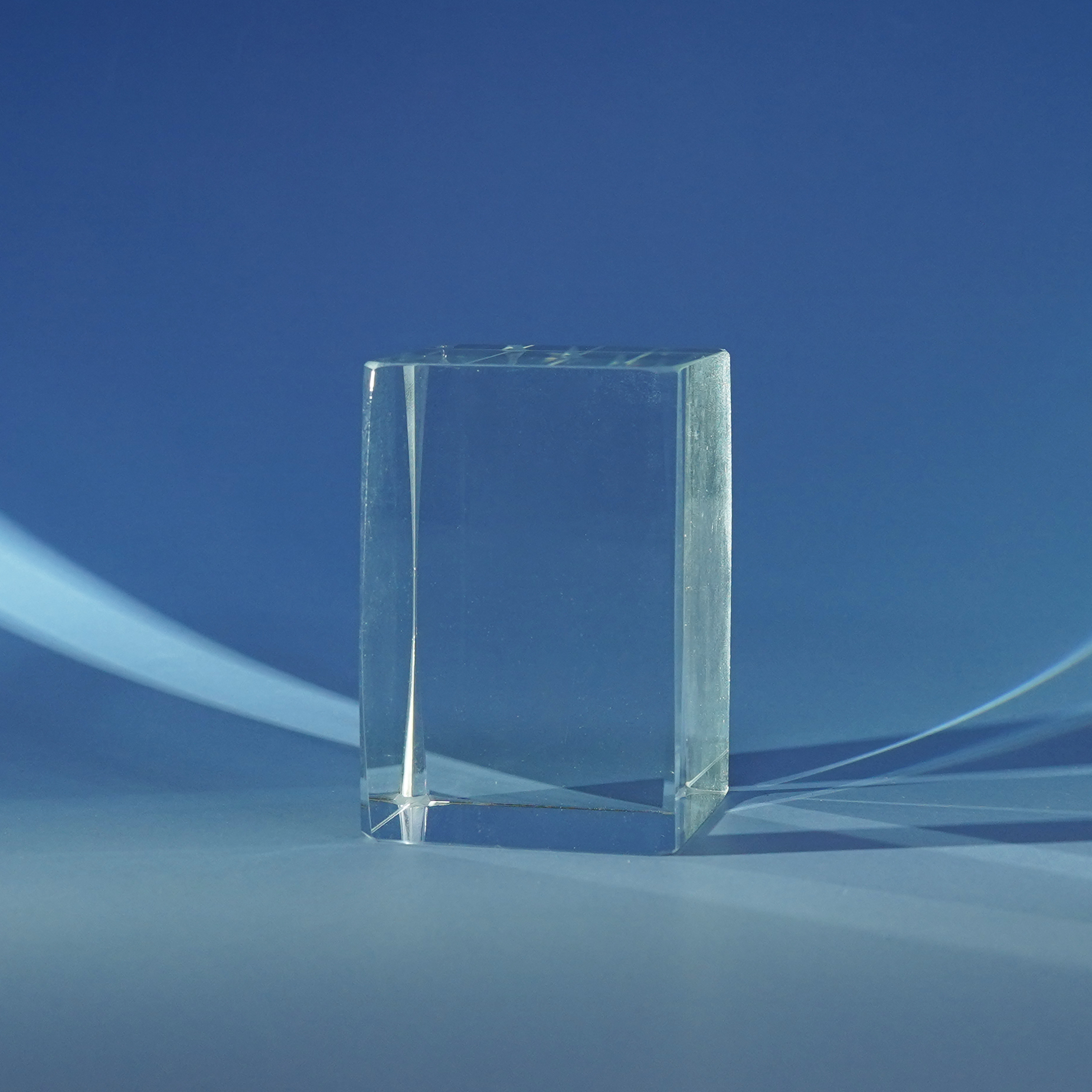 激光切割喷嘴特写，金属材质，精密加工表面，展示其高精度制造工艺和耐用性