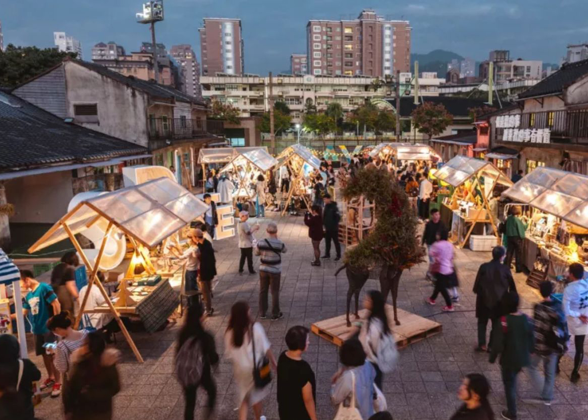 汽车制造激光加工车间，汽车零部件激光切割，展示其在汽车工业中的应用