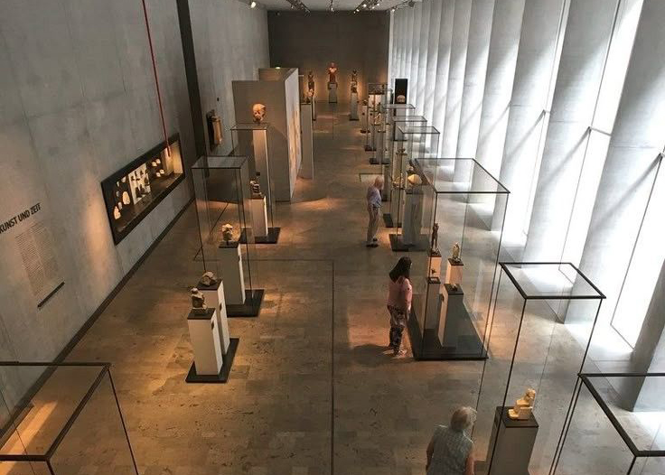 航空航天激光加工现场，钛合金材料精密切割，展示其在航空航天领域的应用